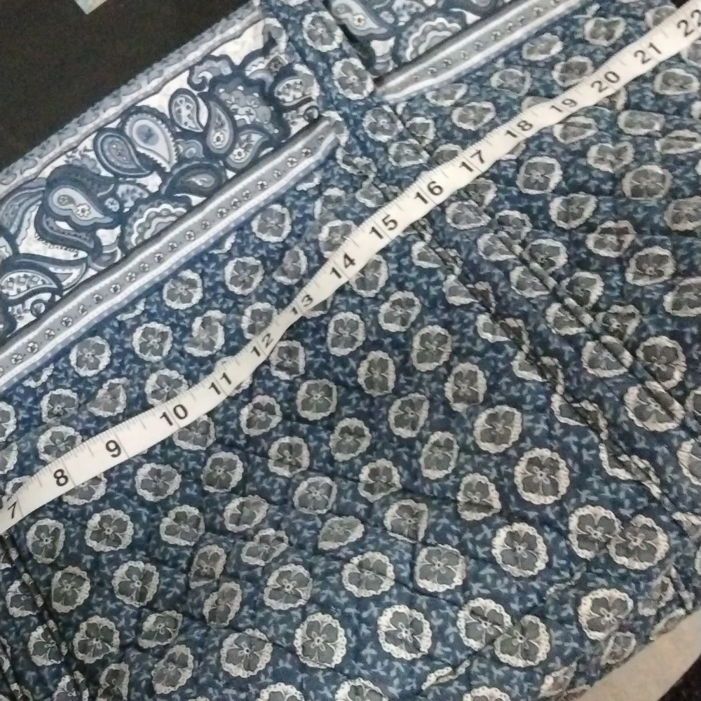 Verá Bradley tote bag sz 22× 14 inche color blue gray in good condition